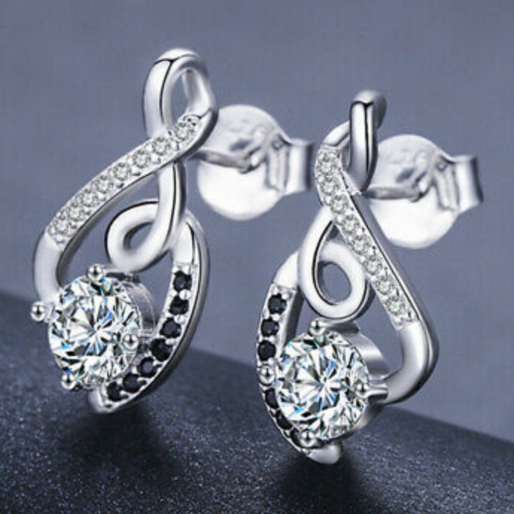 NEW Sterling silver Gorgeous Stud Earrings